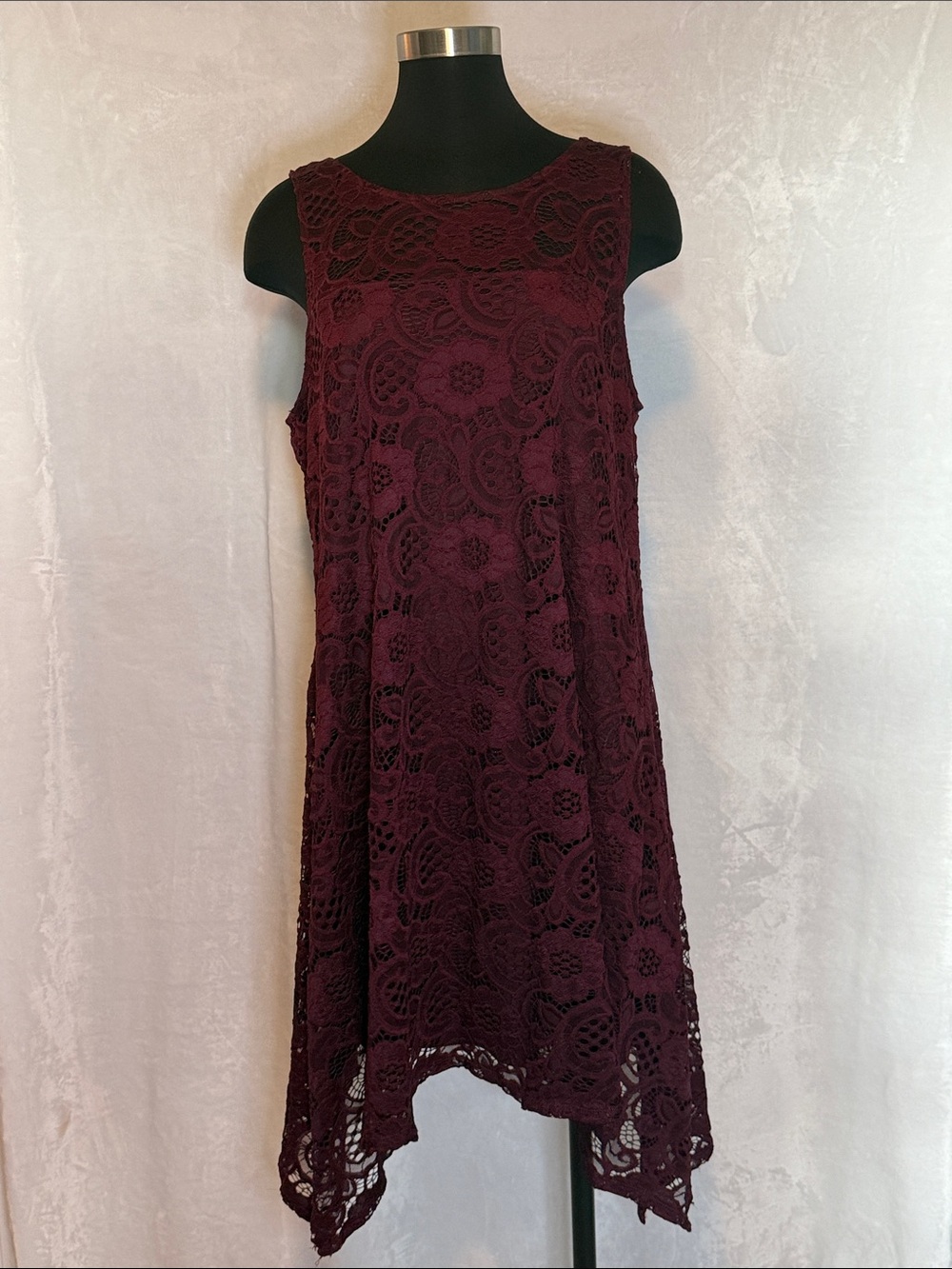 Signature by Robbie Bee Sleeveless Lace Shift Dress in Burgundy